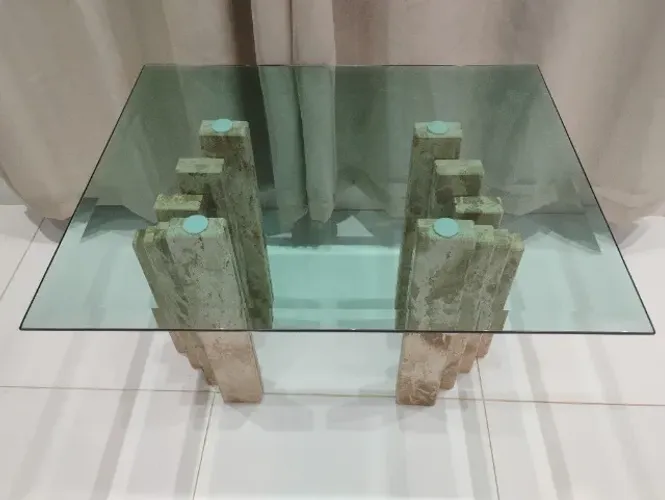 Mesa de centro em mármore e vidro