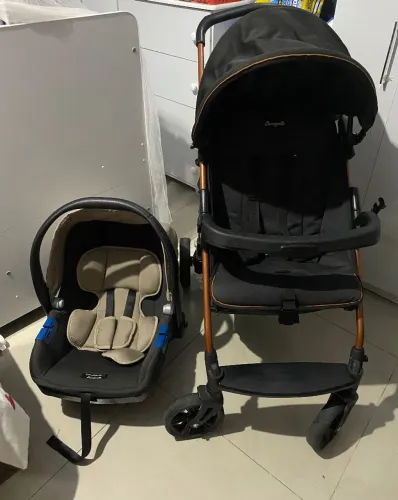 Carrinho Burigotto e bebê conforto