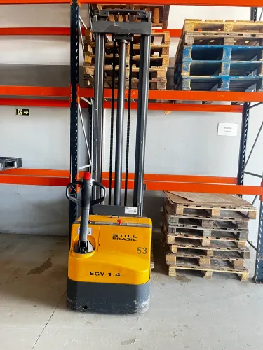 Empilhadeira elétrica patolada