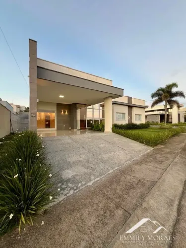 Casa térrea de esquina no Novo Leblon com 3 suítes, 198 m², piscina e energia solar