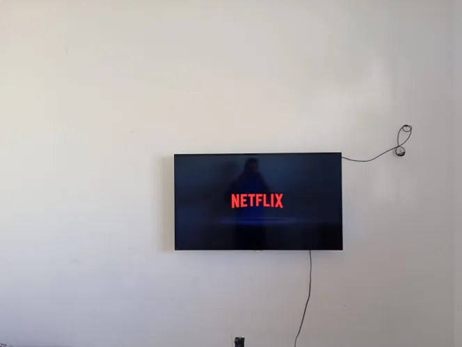 TV SMART 48 POLEGADAS Wi-Fi BLUETOOTH 9 MÊS DE USO SEMI NOVA!