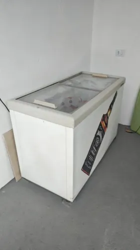 Vendo freezer semi-novo metalfrio 318 ltrs