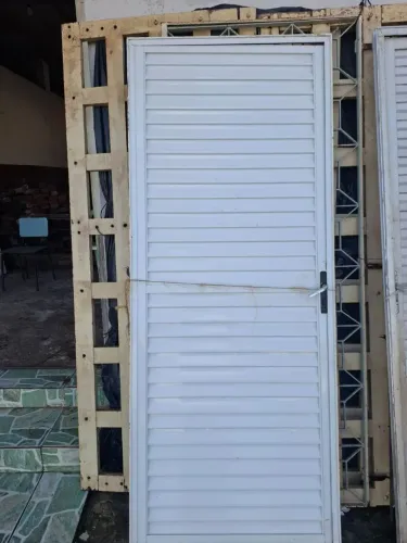 Porta de alumínio branca toda fechada tamanho 80 por 210 valor r$ 500 só ligar *71