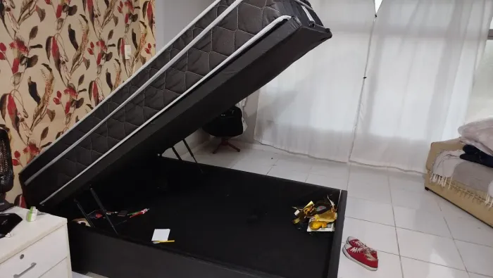 Vendo Cama de casal (Baú ) com colchão.