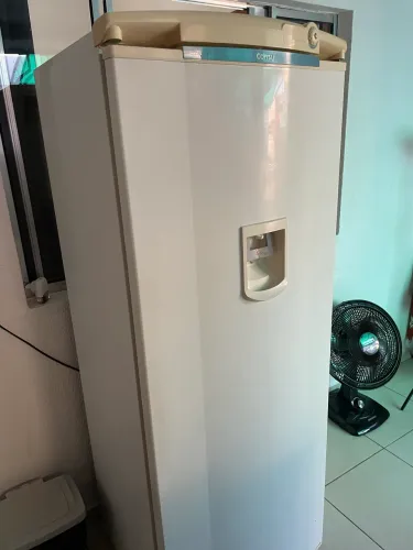 Vende se Geladeira Consul com dispenser de água na porta