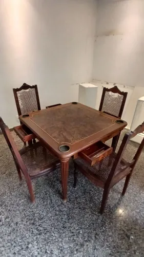 Mesa para jogos com cadeiras
