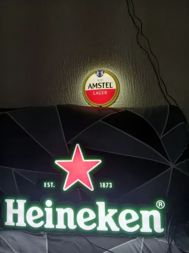 Letreiro luminoso da Heineken e amstel