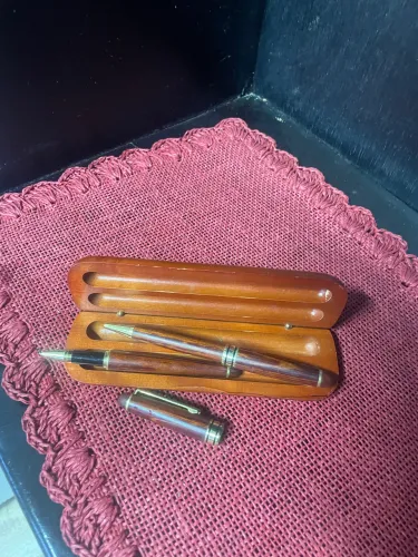 Kit com duas canetas com suporte de madeira