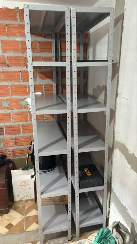 Estante de aço