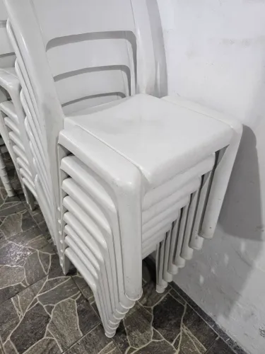 Cadeiras plásticas brancas de qualidade 