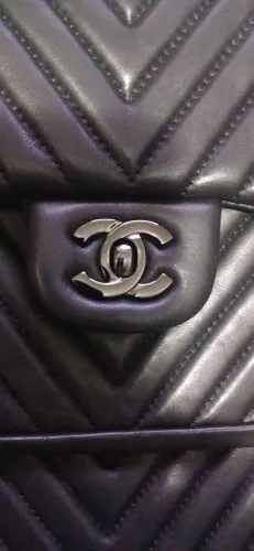 Bolsa Chanel preta com alça corrente, primeira linha em ótimo estado.