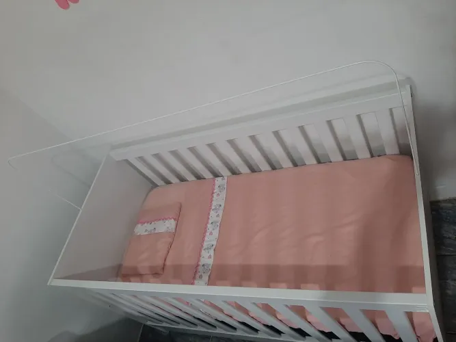 Vende-se berço completo e cestinho. Vai com mosquiteiro simples, lençol, travesseiro.