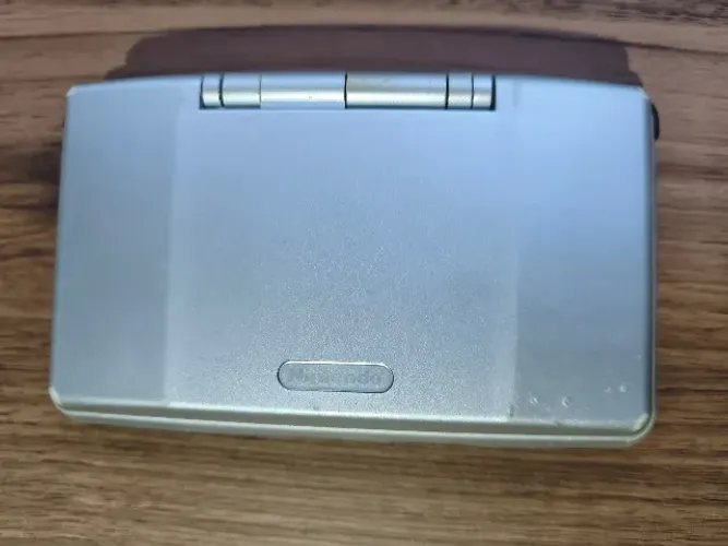 Nintendo DS Fat Prata japonês com pequeno detalhe nas telas
