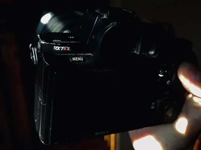 Sony A7R II (42.4 MP) + Lente 28-70mm OSS + 4 Baterias | Kit Profissional Completo