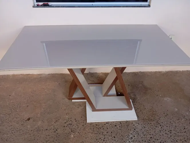*Mesa de jantar com tampo de vidro*