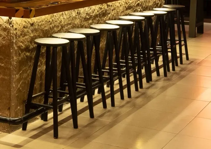 6 banquetas em cedro, pintadas de preto USADAS