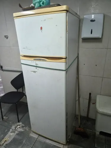 Geladeira funcionando bem, mas precisando consertar a porta. 