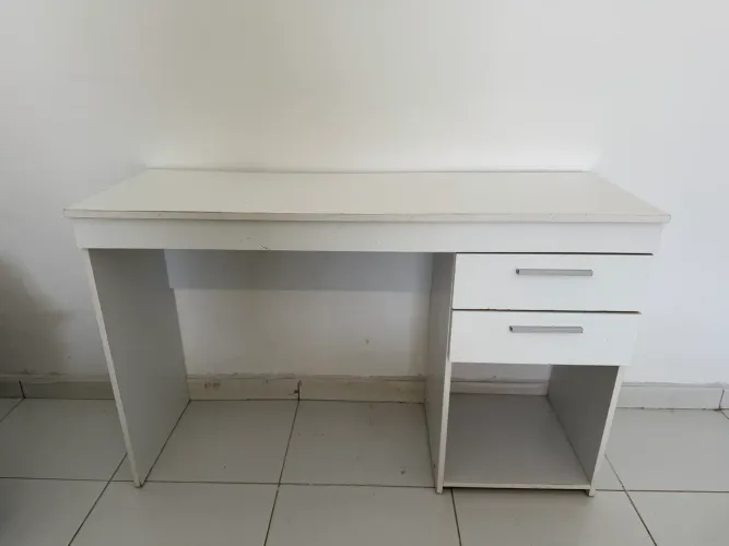 Escrivaninha branca com duas gavetas 