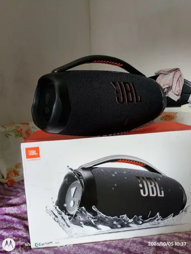 Estou vendo uma caixa de som JBL