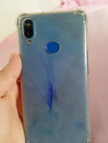 Estou vendendo esse Cel tá com defeito no carregador e a câmera de traz não pega