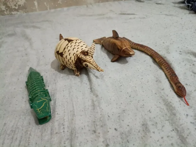Brinquedos de madeira de animais do amazonas