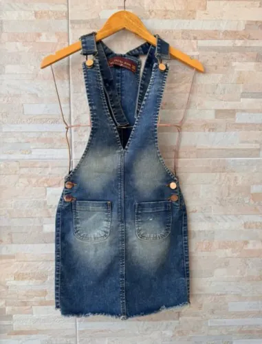 jardineira jeans com elastano, tamanho 36.