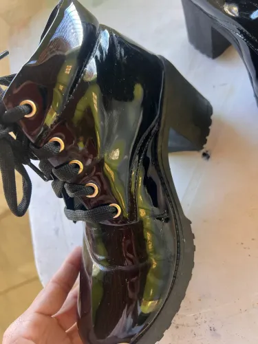 Vendo bota novinha tamanho 35 aceito cartão 