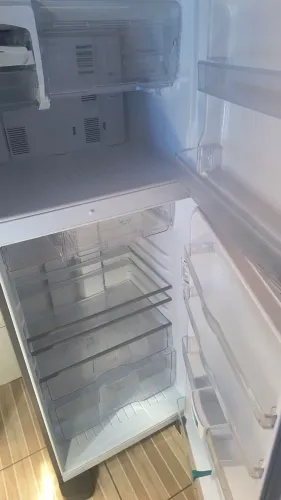 Geladeira bem conservada, funcionando perfeitamente