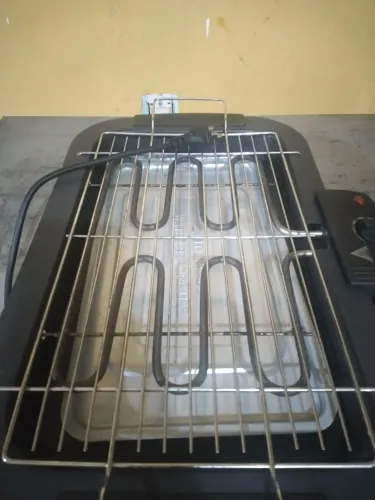 Churrasqueira elétrica zerada na caixa , muito boa !