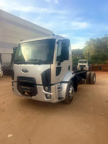 Ford Cargo 1719 ano 2013