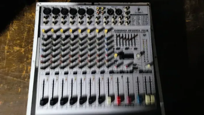 Mesa de som Behringer Eurorack UB1222FX-PRO