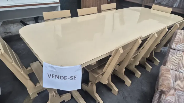 Mesa de madeira maciça com 8 lugares.