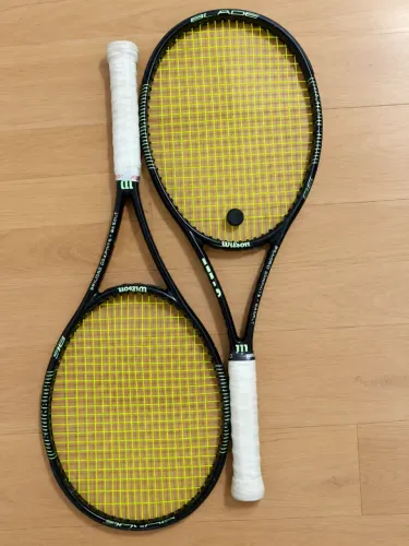 Par de Raquetes Wilson Blade V5 18x20 305g L2 (4 1/4)