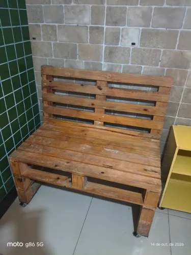 Sofa dos lugar com rodinhas.