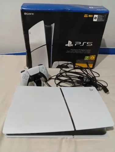 Playstation 5 slim, com carregador de manete.