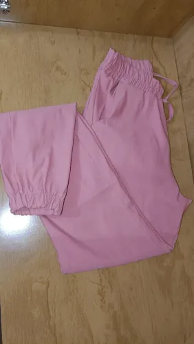 Calça Feminina, cor Rosa claro, possui elástico no tornozelo e bolso nas laterais, veste M