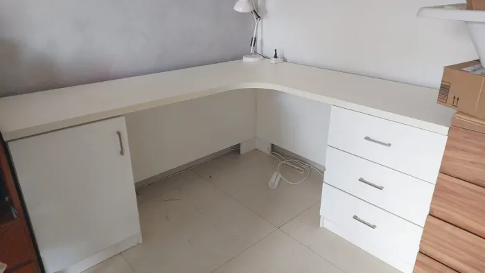 Escrivaninha de canto