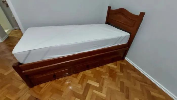 Cama madeira maciça 