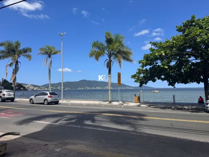 Apartamento bem localizado em coqueiros! Edifício de frente para o mar!