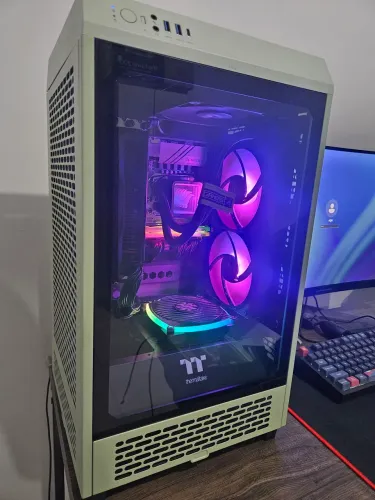 Gabinete Thermaltake the tower 200