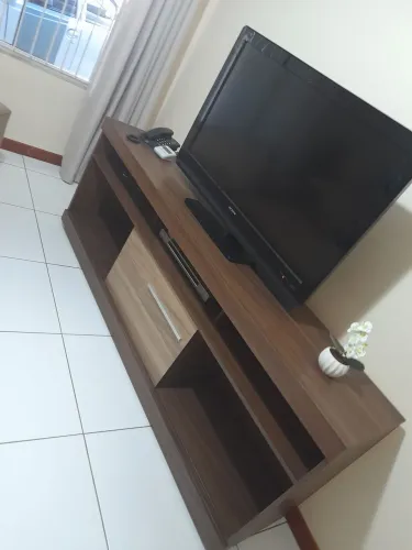 RACK COM RODINHAS PARA TV SALA