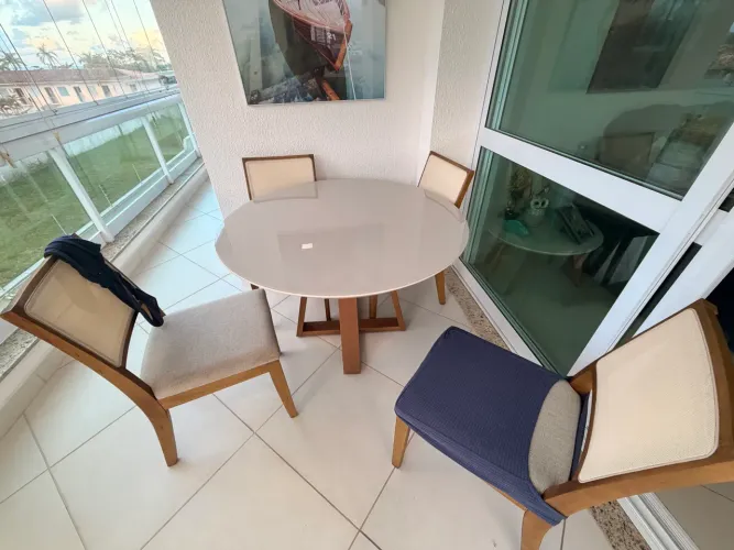 Conjunto de mesa clássico em madeira e vidro , com 4 cadeiras em madeira e linho premium 