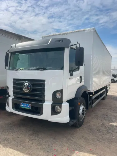 Caminhão Volks 17.230 Ano 2021Tração 4x2 Carroceria Baú Fúrgão