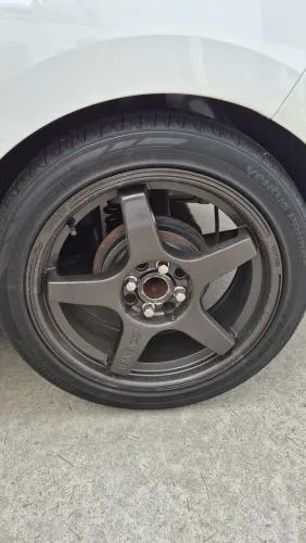 Jogo de rodas Enkei 17" forjadas com pneus.