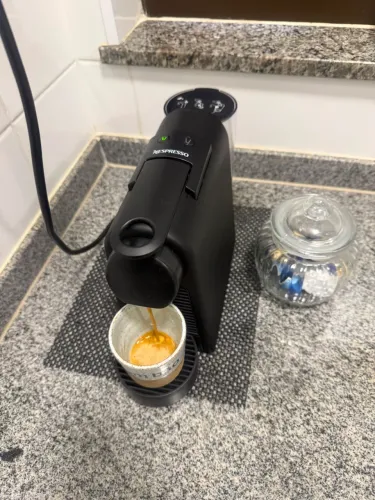 Cafeteira nespresso Essenza mini preta 127V