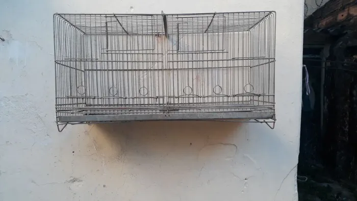 Vendo ótima gaiola de 6 comedoros. Barata