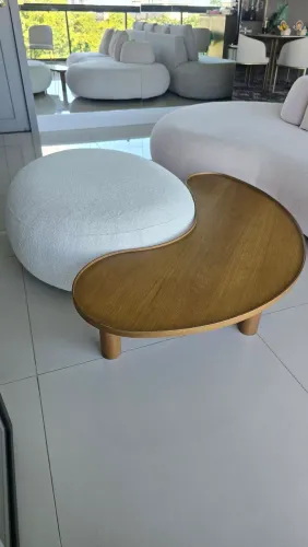Mesa de centro com puff