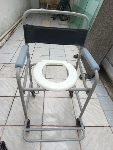 Vendo cadeira de banho.