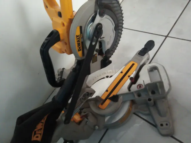 Serra Dewalt a bateria 