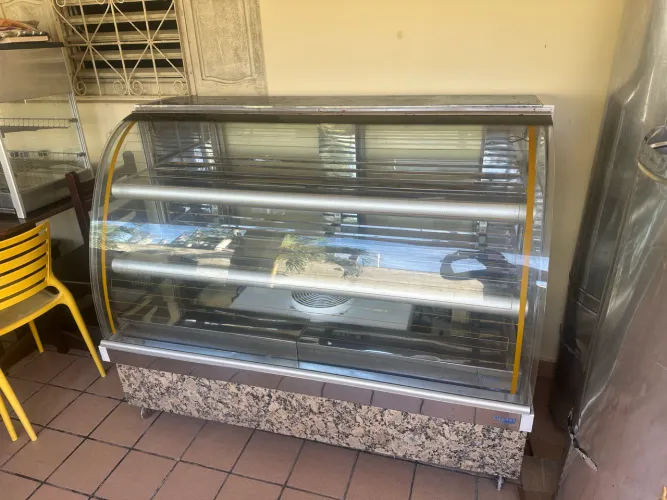 Vende-se balcões de confeitaria ou padaria  e mesas e cadeiras